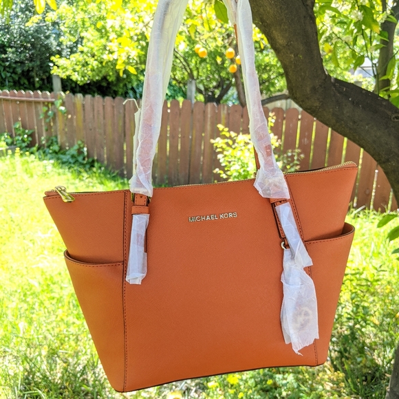 Michael Kors Jet Set Saffiano Tote - Picture 2 of 11